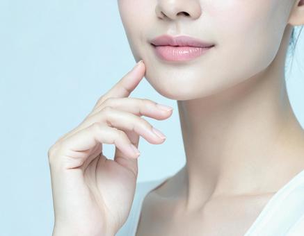 頬の肌に触れる女性 頬の肌に触れる女性の写真