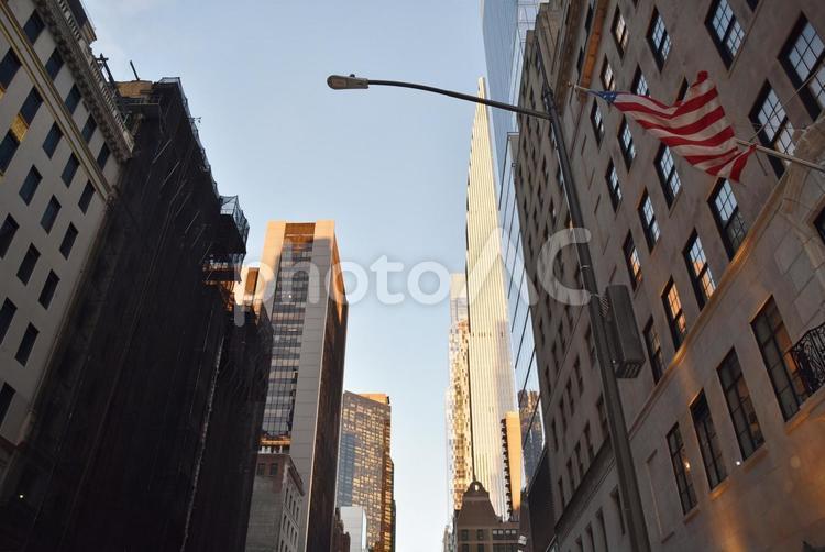 ニューヨークのビル街からの空 ニューヨーク,ビル街,街並みの写真素材
