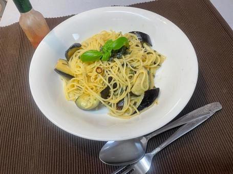ナスとバジルのペペロンチーノ バジル ナスとバジルのペペロンチーノ バジル ナスとバジルのペペロンチーノ,バジル,パスタの写真素材