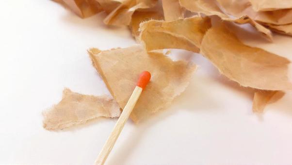 ちぎった紙とマッチ棒 紙,マッチ棒,マッチの写真素材