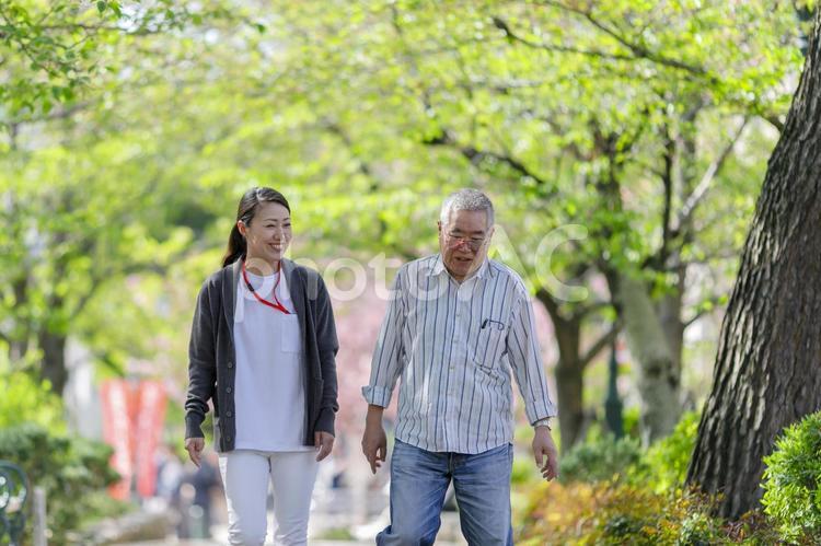 シニア男性と介護イメージ 高齢者,男性,介護福祉士の写真素材