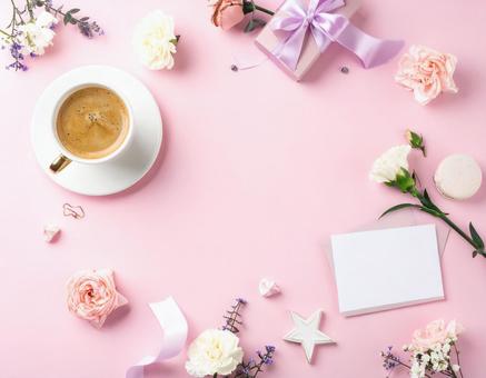 テーブルの上のコーヒー テーブルの上のコーヒーの写真