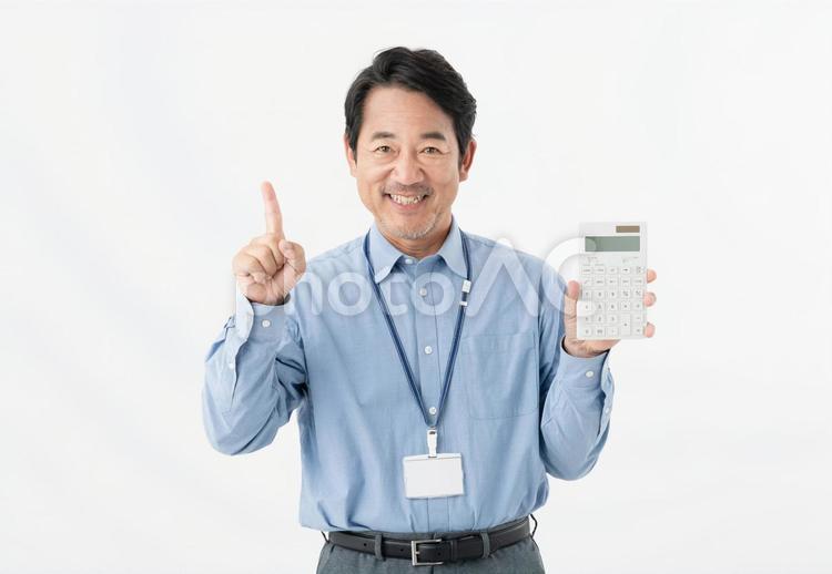 電卓を持つミドルのビジネスマン ビジネス,ミドル,男性の写真素材