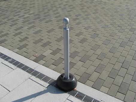 シルバーのポール シルバーのポール ポール,車止め,車避けの写真素材