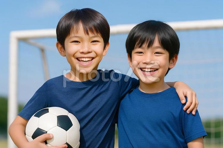 サッカーボールと笑顔の小学生の子供達 子供,子ども,子供達の写真素材