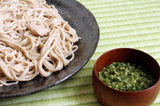 そばと青ねぎの盛り付け そばと青ねぎの盛り付け そば,青ねぎ,麺類の写真素材