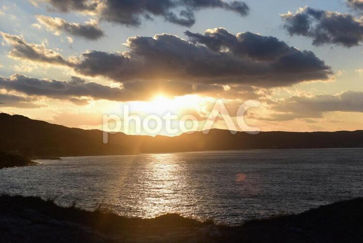 夕日と海 日暮れ,暁,太陽の写真素材