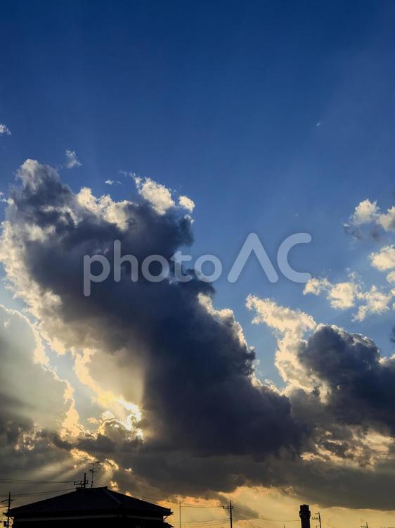 青空と大きな雲との風景 空,サンライズ,晴れの写真素材