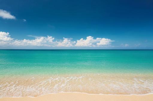爽快な夏の青空とエメラルドグリーンの海 爽快な夏の青空とエメラルドグリーンの海の写真