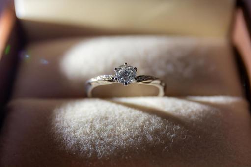 輝くダイヤの婚約指輪_サイド光 輝くダイヤの婚約指輪_サイド光 指輪,婚約指輪,結婚指輪の写真素材