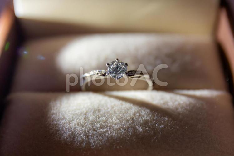 輝くダイヤの婚約指輪_サイド光 指輪,婚約指輪,結婚指輪の写真素材