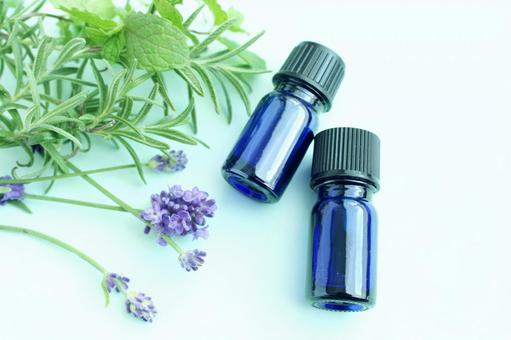 ラベンダーの精油 アロマ,アロマセラピー,アロマテラピーの写真素材