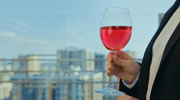 赤い飲み物を持つ手元 ワイングラス,手元,持つの写真素材