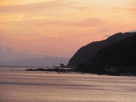 夕焼けに染まる海と山 夕焼けに染まる海と山 海,夕暮れ,染まるの写真素材