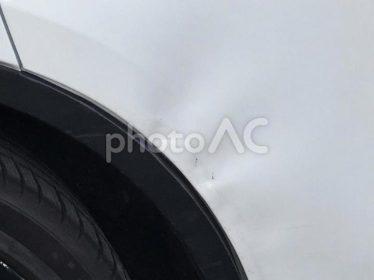 修理が必要なフェンダー 修理が必要なフェンダー,クルマ,車の写真素材