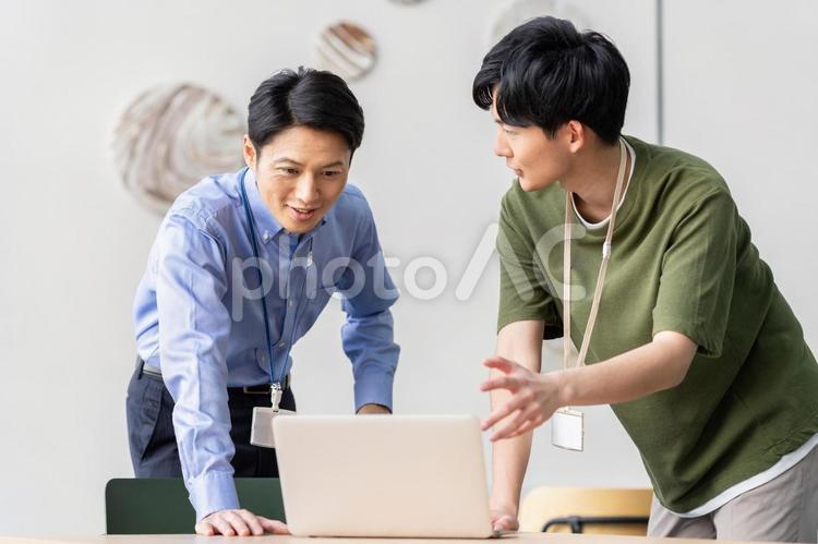 オフィスで働くエンジニア オフィス,ビジネスマン,パソコンの写真素材
