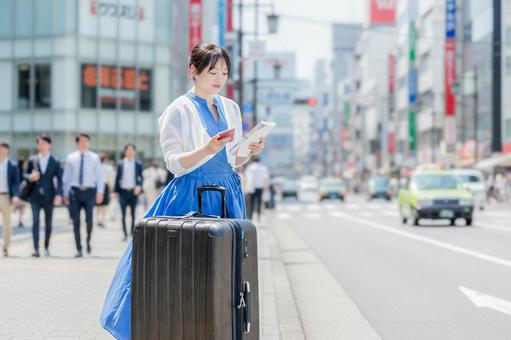 都会の旅行 都会の旅行 女性,観光客,旅行者の写真素材