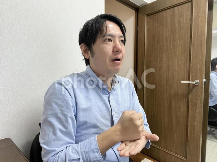 アイデアが閃いた男性　23121602 ビジネス,笑顔,男性の写真素材