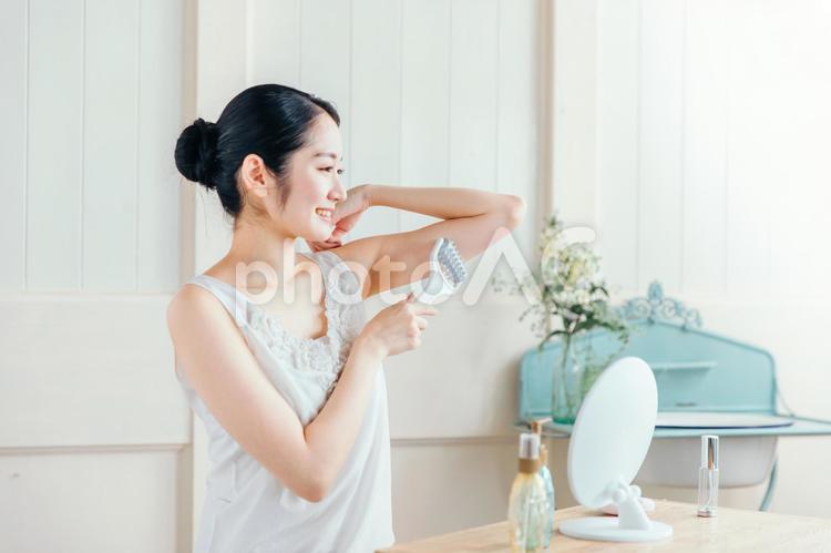 二の腕をマッサージする女性 二の腕,マッサージ,マッサージローラーの写真素材