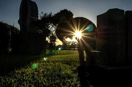 <素材>ランニング後に休憩する少年と夕日 <素材>ランニング後に休憩する少年と夕日の写真