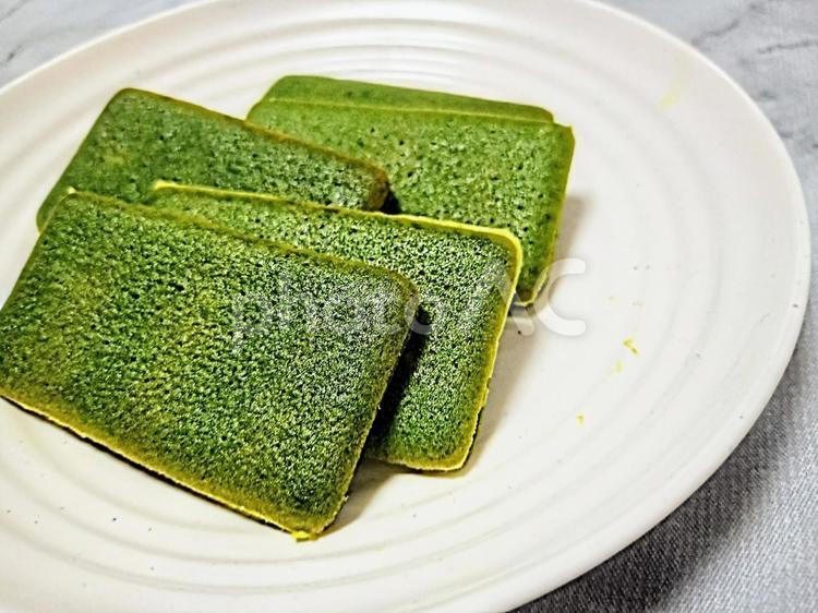 お皿の上の抹茶クッキー　おやつ　お菓子 抹茶,お菓子,洋菓子の写真素材