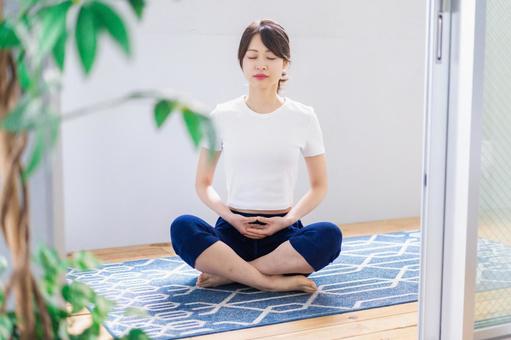 おうちでヨガをする若い女性 おうちでヨガをする若い女性 エクササイズ,ウェルネス,若いの写真素材