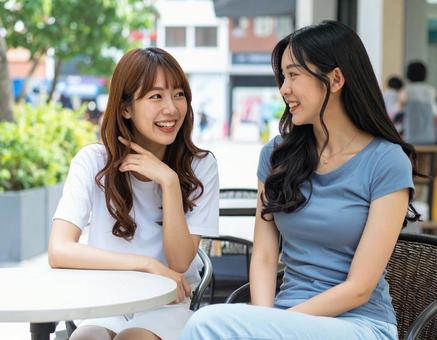 おしゃべりに夢中の写真