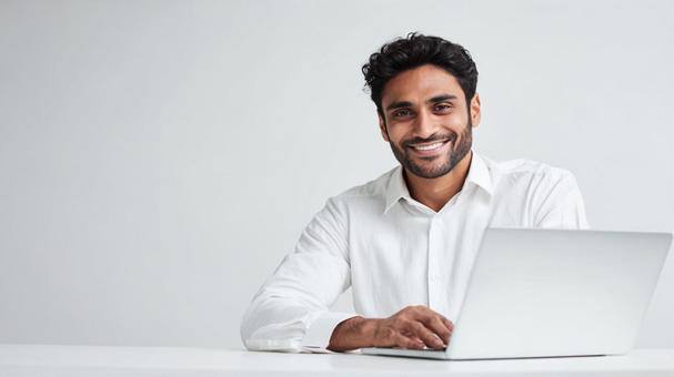 ビジネスシーンで笑顔を見せる男性 ビジネスシーンで笑顔を見せる男性の写真