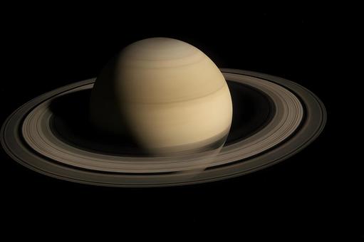 土星の全景と環の写真