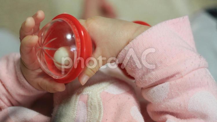 おもちゃを持つ赤ちゃん 赤ちゃん,おもちゃ,手の写真素材