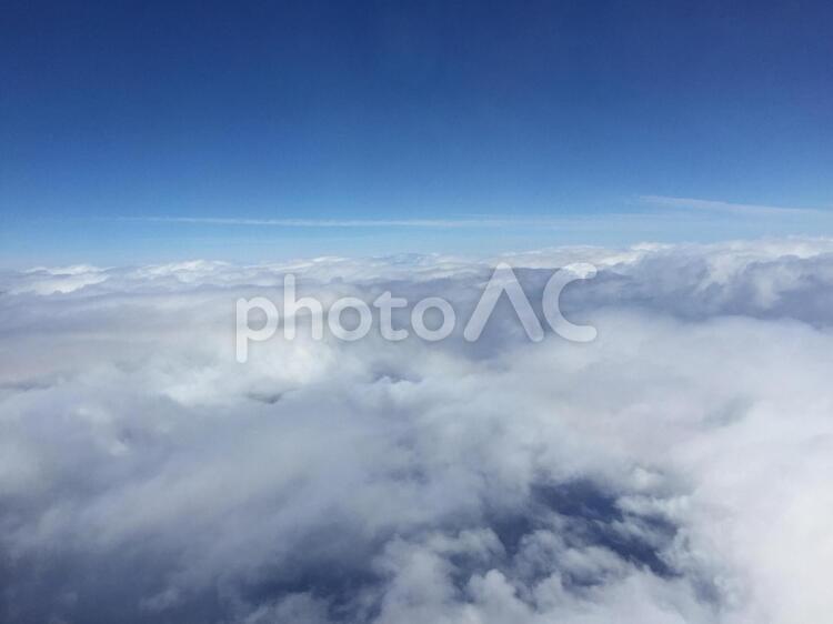 飛行機の窓から見た青い空と白い雲 何人もありません,飛行機,窓の外の写真素材