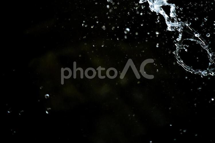 空中の水しぶきと黒背景 水しぶき,空中,水の写真素材