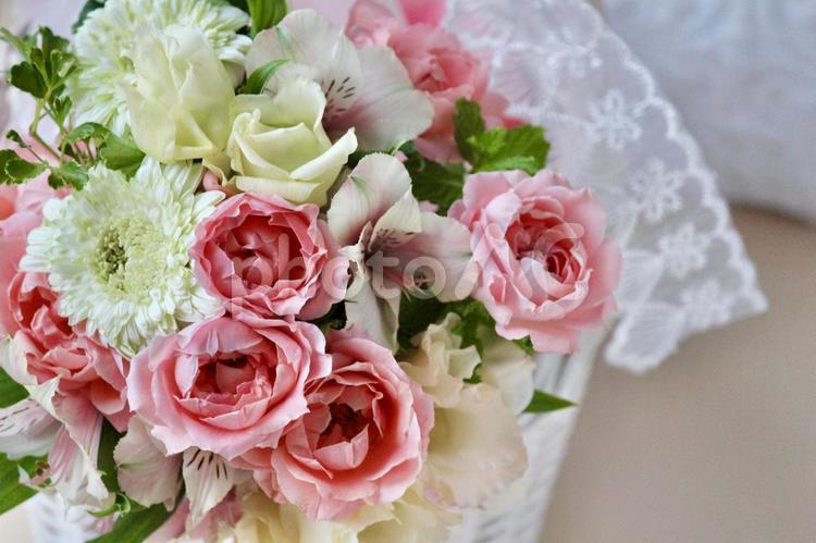 レースリボンとピンク色のバラの花束 花,花束,ピンクの写真素材