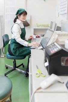 スーパーの裏方で働く人々 値札ラベル作成 スーパーの裏方で働く人々 値札ラベル作成 スーパー,スーパーマーケット,バックヤードの写真素材