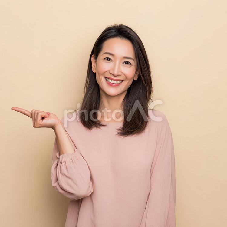 あなたに何かを伝えるアジア人女性 女性,アジア人,指差しの写真素材