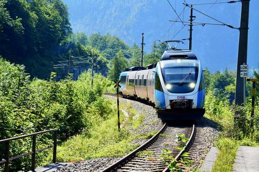 ハルシュタット駅に向かう列車 ハルシュタット駅に向かう列車の写真