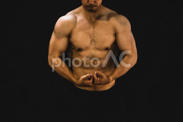 筋肉を鍛える男性（腕） 筋肉,マッチョ,腕の写真素材