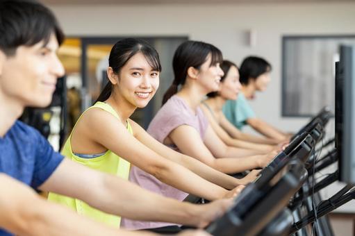 ジムでトレーニングする若い女性 ジム,女性,トレーニングの写真素材