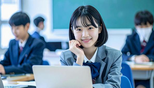 パソコンと笑顔の女性 パソコンと笑顔の女性の写真