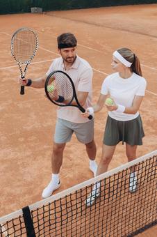 指導しているスポーツマンとスポーツウーマンの写真