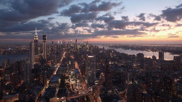 煌めく光に包まれる都会の夜景の写真