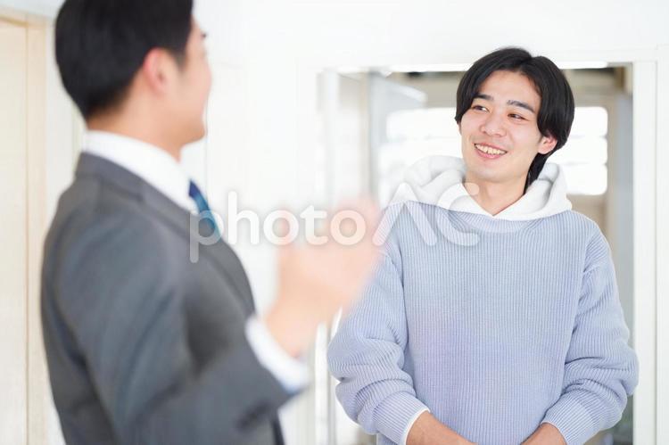 若い男性の部屋探し 引っ越し,部屋探し,一人暮らしの写真素材