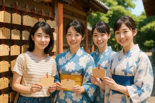 絵馬を掛ける女性たち 絵馬を掛ける女性たちの写真