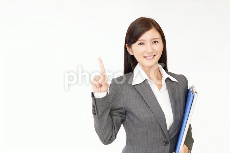 指示する笑顔のビジネスウーマン 女性,ビジネスウーマン,女の写真素材
