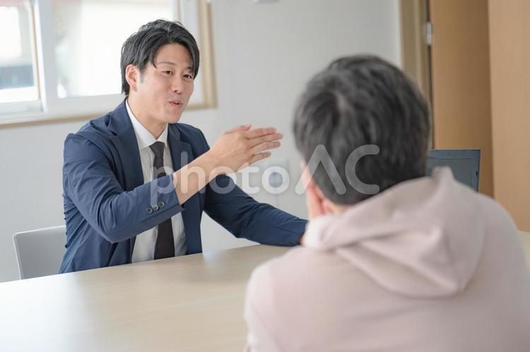 説明するビジネスマン 不動産,投資相談,保険プランの写真素材
