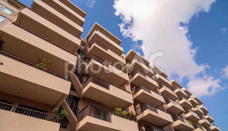 マンションを見上げる　青空背景 マンション,ファミリー,住宅の写真素材