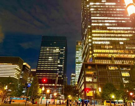 丸の内のオフィス街の夜景 丸の内のオフィス街の夜景 空,夜,夜景の写真素材