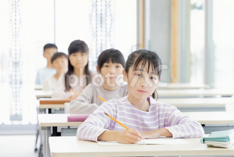 学習塾で勉強する小学生 小学生,塾,女性の写真素材