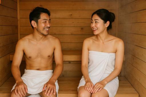 サウナで語り合う男女 サウナで語り合う男女の写真