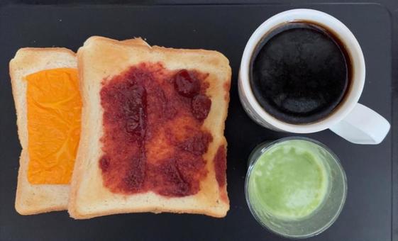 チーズのトーストと酵素青汁などの昼食 チーズのトーストと酵素青汁などの昼食 昼食,いちごジャム,スライスチーズの写真素材
